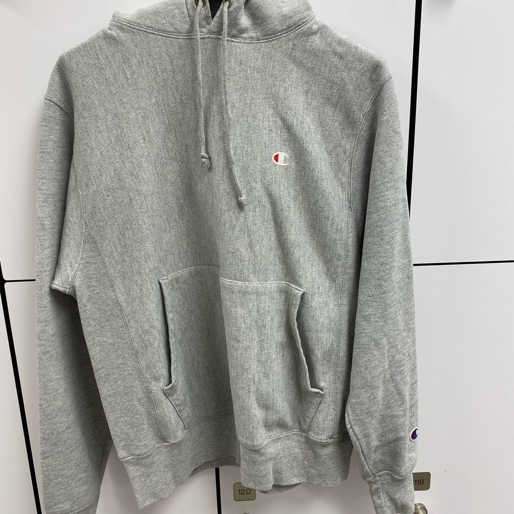 Champion sweater unisex size small to medium . Good quality, original.